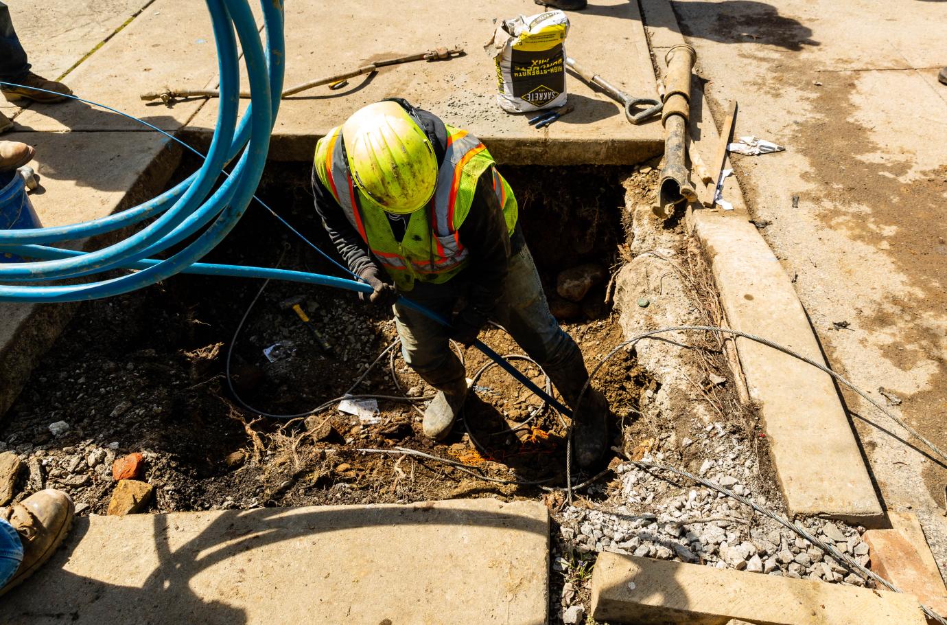 Construction crew removes lead service line in Highland Park neighborhood